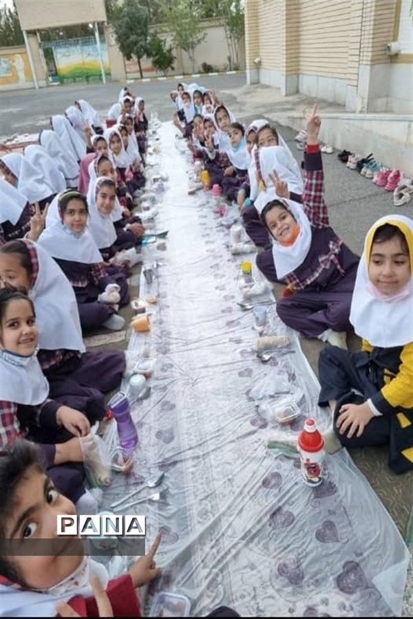 افطاری ویژه دانش‌آموزان در دبستان شهید‌محمد عبایی شهرستان کوهپایه