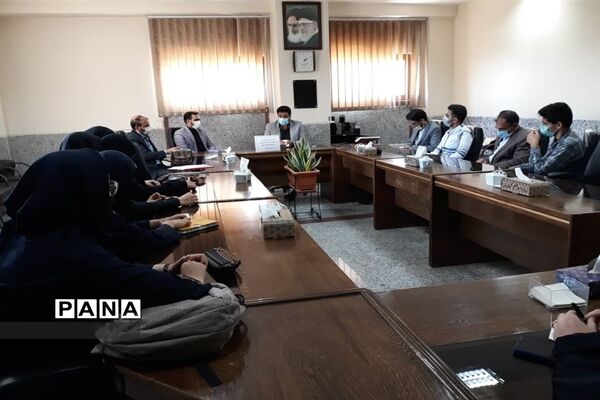 نشست صمیمی مدیر آموزش و پرورش با نمایندگان مجلس دانش‌آموزی شهرستان خمینی شهر