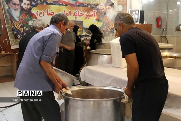 طبخ ٢ هزار پرس غذای گرم با نام و یاد شهدای معلم در تبریز