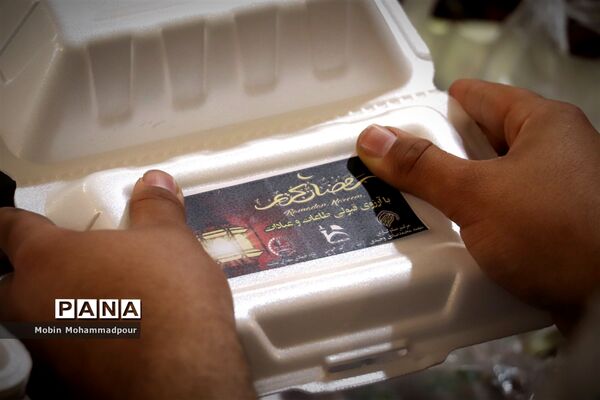 طبخ ٢ هزار پرس غذای گرم با نام و یاد شهدای معلم در تبریز