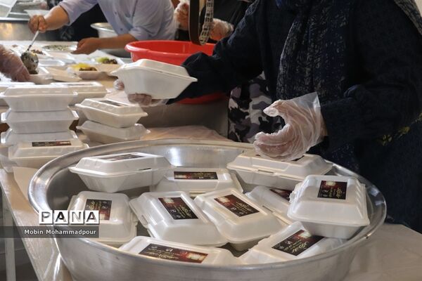 طبخ ٢ هزار پرس غذای گرم با نام و یاد شهدای معلم در تبریز