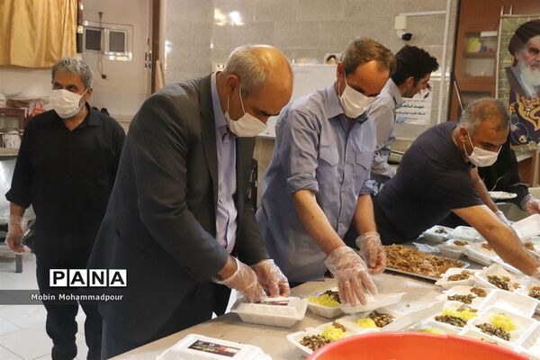 طبخ ٢ هزار پرس غذای گرم با نام و یاد شهدای معلم در تبریز