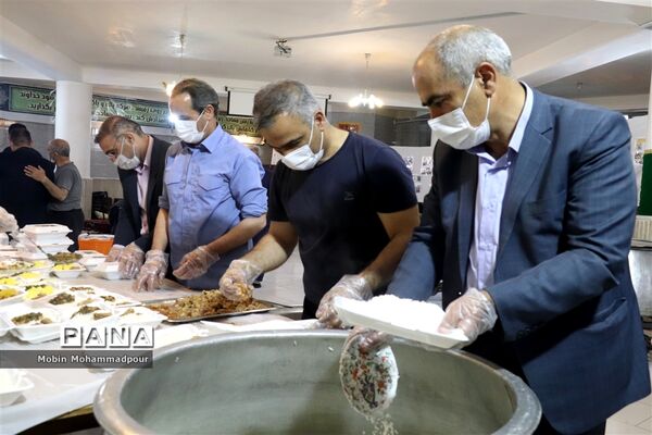 طبخ ٢ هزار پرس غذای گرم با نام و یاد شهدای معلم در تبریز