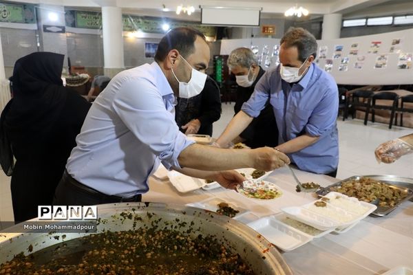 طبخ ٢ هزار پرس غذای گرم با نام و یاد شهدای معلم در تبریز