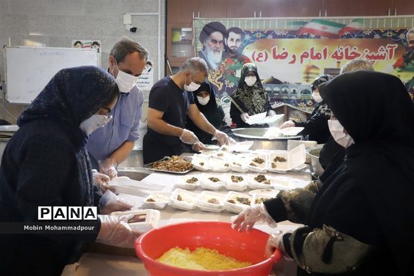 طبخ ٢ هزار پرس غذای گرم با نام و یاد شهدای معلم در تبریز