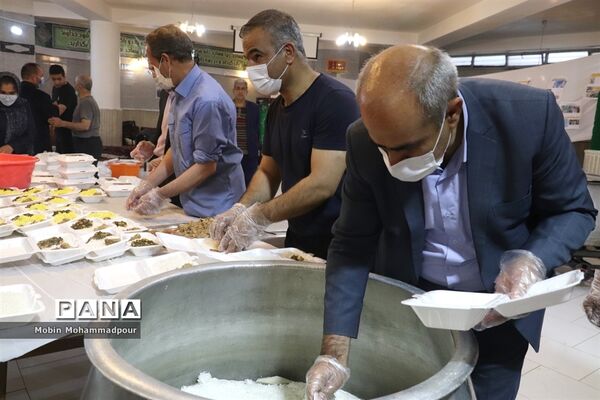 طبخ ٢ هزار پرس غذای گرم با نام و یاد شهدای معلم در تبریز