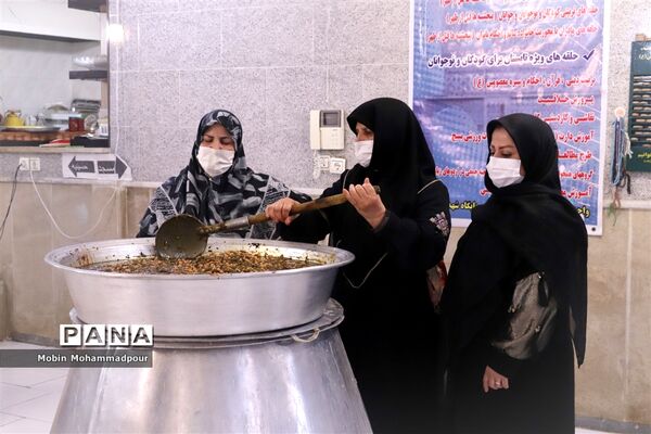 طبخ ٢ هزار پرس غذای گرم با نام و یاد شهدای معلم در تبریز