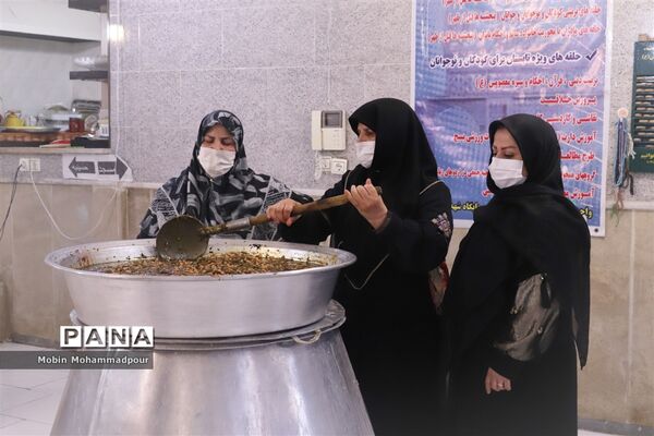 طبخ ٢ هزار پرس غذای گرم با نام و یاد شهدای معلم در تبریز