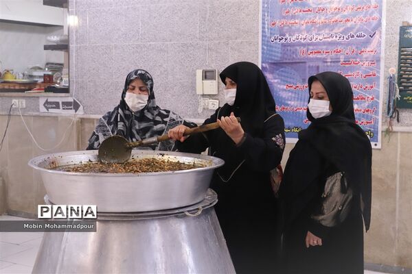 طبخ ٢ هزار پرس غذای گرم با نام و یاد شهدای معلم در تبریز