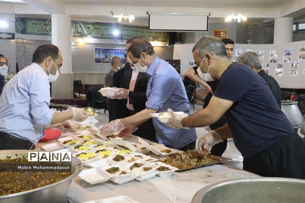 طبخ ٢ هزار پرس غذای گرم با نام و یاد شهدای معلم در تبریز
