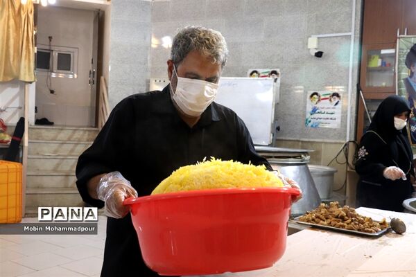 طبخ ٢ هزار پرس غذای گرم با نام و یاد شهدای معلم در تبریز