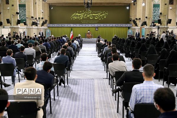 دیدار جمعی از دانشجویان با رهبر انقلاب