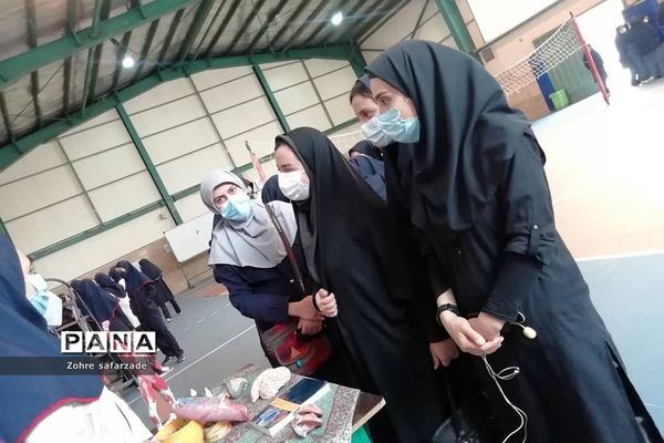 نمایشگاه هفته مشاغل در مدرسه استعدادهای درخشان فرزانگان رودهن