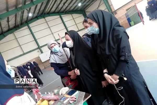 نمایشگاه هفته مشاغل در مدرسه استعدادهای درخشان فرزانگان رودهن
