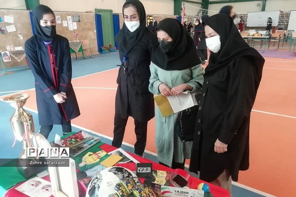 نمایشگاه هفته مشاغل در مدرسه استعدادهای درخشان فرزانگان رودهن