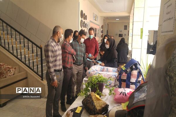 نمایشگاه دست‌آوردهای دانش‌آموزان هنرستان شهید کاویان داراب در هفته مشاغل