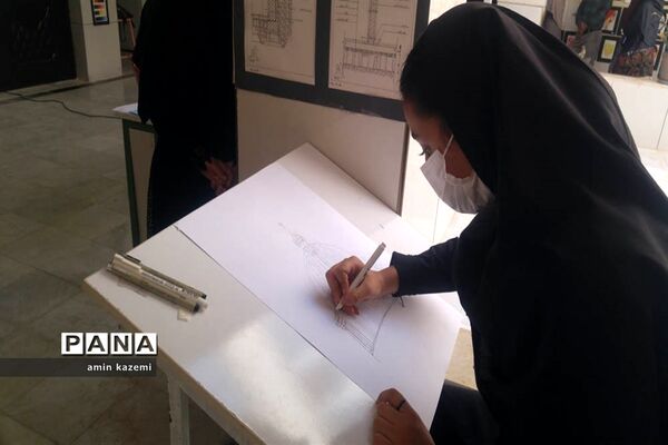 نمایشگاه دست‌آوردهای دانش‌آموزان هنرستان شهید کاویان داراب در هفته مشاغل