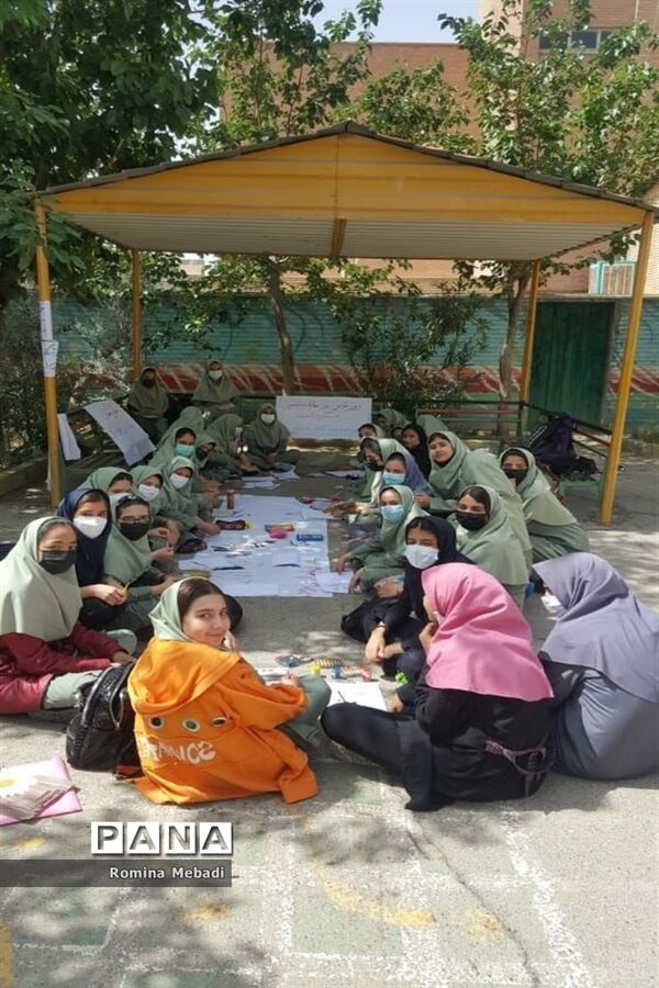 نقاشی همگانی روز جهانی قدس دانش‌آموزان آموزشگاه الزهرا(س) اسلامشهر