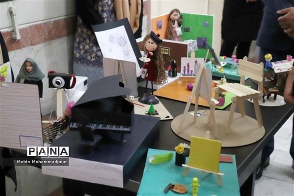 افتتاح نمایشگاه معرفی مشاغل در دبیرستان الزهرا تبریز