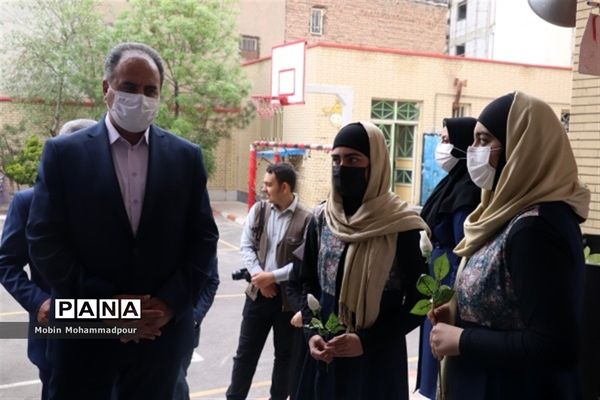 افتتاح نمایشگاه معرفی مشاغل در دبیرستان الزهرا تبریز