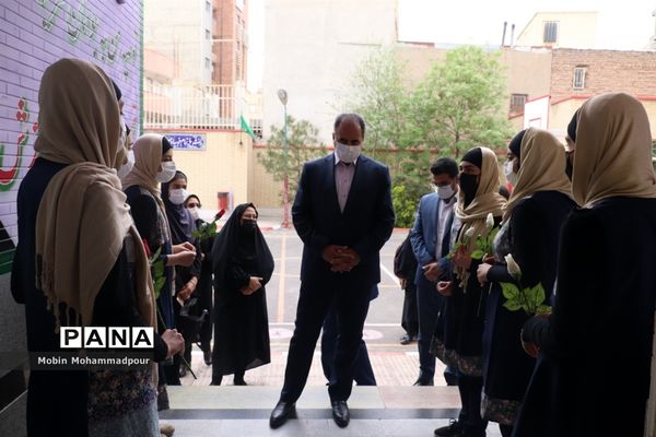 افتتاح نمایشگاه معرفی مشاغل در دبیرستان الزهرا تبریز