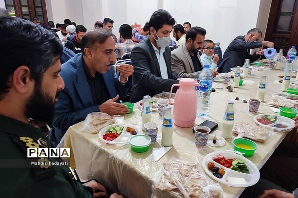 مراسم افطاری رفتگران و پاکبانان رودهن به همت بسیج و شهرداری