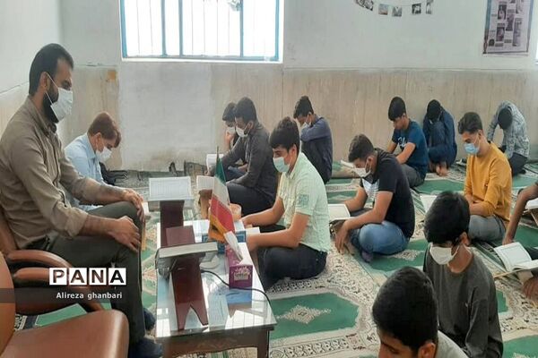 محفل انس با قرآن در دبیرستان متوسطه دوم شهید رئیسعلی دلواری بخش چغادک  بوشهر