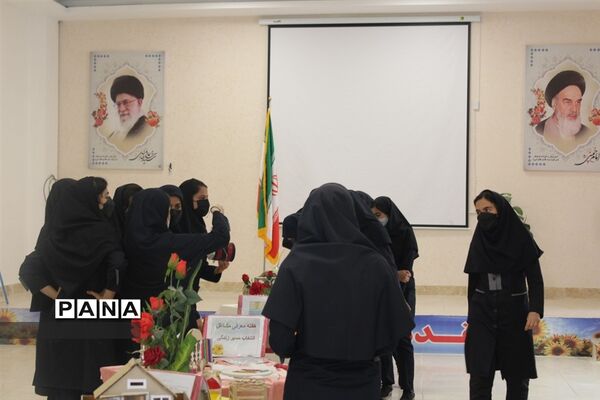 نمایشگاه مشاغل در دبیرستان فرهنگ کاشمر