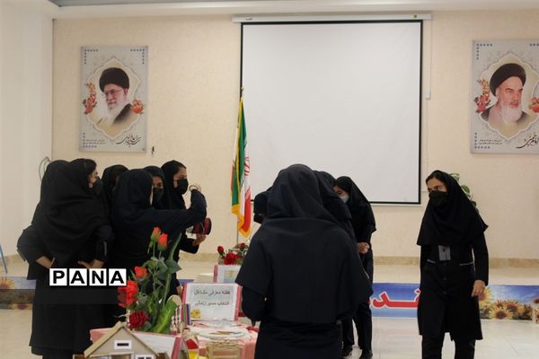 نمایشگاه مشاغل در دبیرستان فرهنگ کاشمر