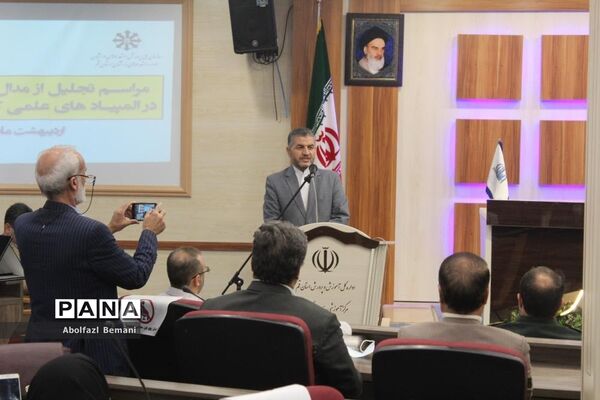 مراسم تجلیل از دانش‌آموزان مدال‌آور المپیادهای علمی کشور در قم-1