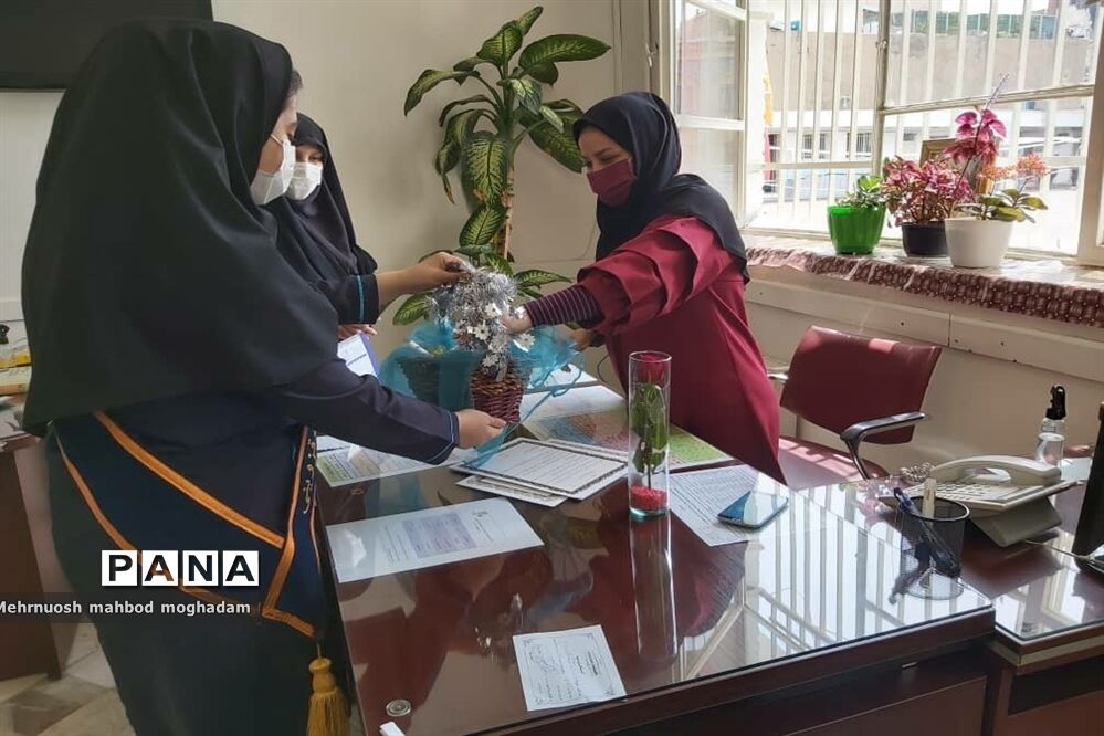 تکریم از مقام دبیران به مناسبت روز معلم در دبیرستان شهیده قزوینی منطقه ۱۳