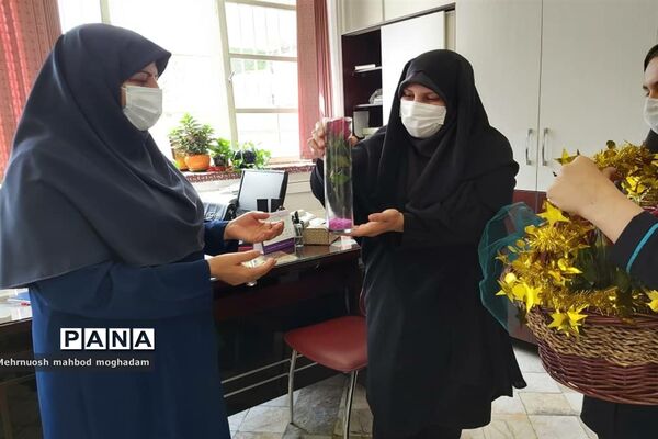 تکریم از مقام دبیران به مناسبت روز معلم در دبیرستان شهیده قزوینی منطقه ۱۳