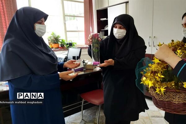 تکریم از مقام دبیران به مناسبت روز معلم در دبیرستان شهیده قزوینی منطقه ۱۳