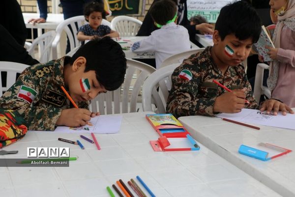 برپایی غرفه همگام با کودکان مظلوم فلسطین در قم