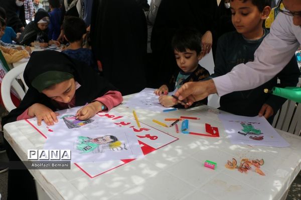 برپایی غرفه همگام با کودکان مظلوم فلسطین در قم