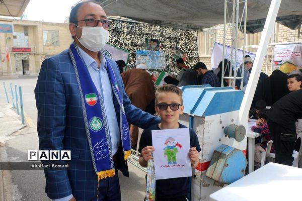 برپایی غرفه همگام با کودکان مظلوم فلسطین در قم