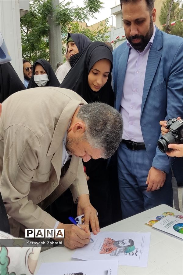 برپایی غرفه همگام با کودکان مظلوم فلسطین در قم