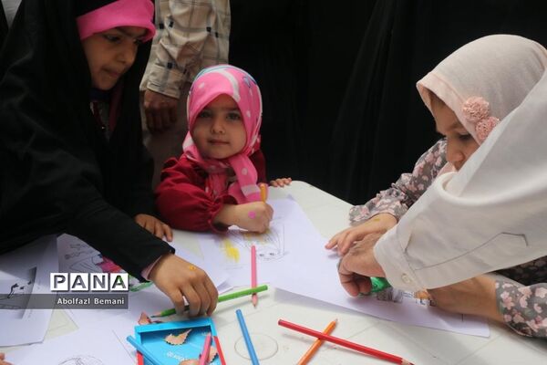 برپایی غرفه همگام با کودکان مظلوم فلسطین در قم