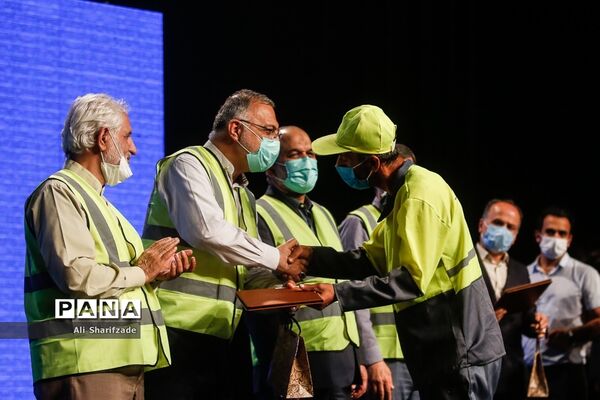 مراسم تجلیل از کارگران شهرداری تهران