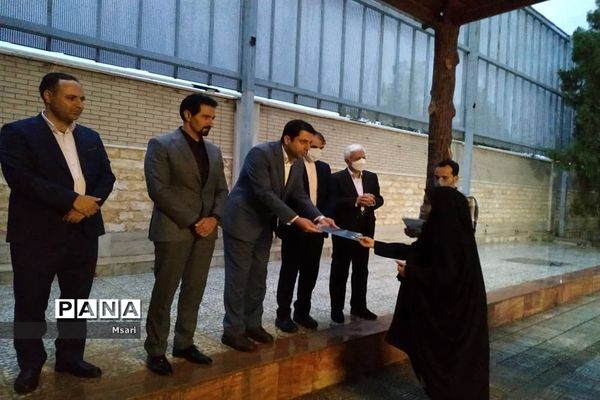 مراسم تجلیل از مقام معلم در شهرستان شاهین‌شهر