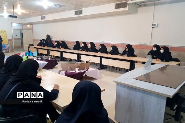 نمایشگاه هفته مشاغل در هنرستان فاطمه تعلیمی منطقه ۱۳