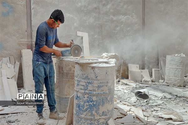 کارگران مشغول کارند