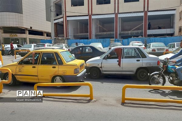 کارگران مشغول کارند