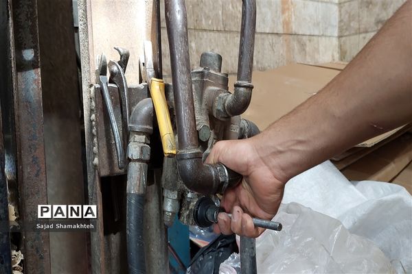 کارگران مشغول کارند