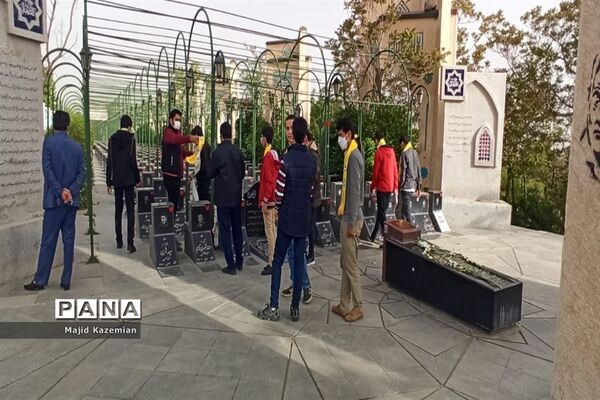 غبار روبی مزار شهدا به‌مناسبت هفته گرامیداشت مقام معلم