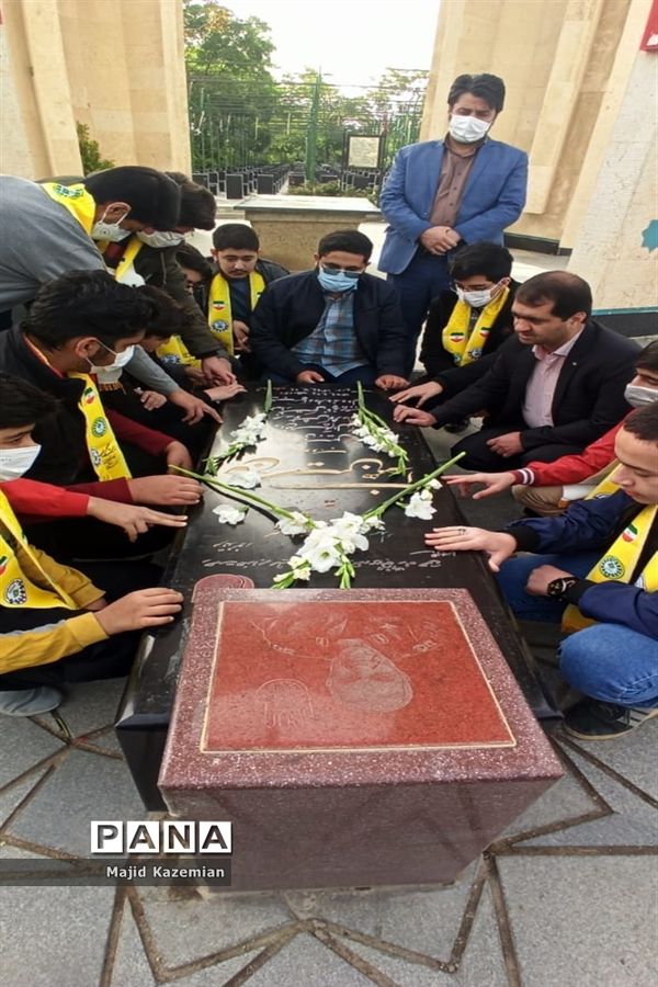 غبار روبی مزار شهدا به‌مناسبت هفته گرامیداشت مقام معلم