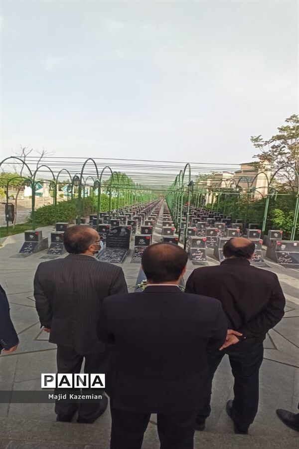 غبار روبی مزار شهدا به‌مناسبت هفته گرامیداشت مقام معلم