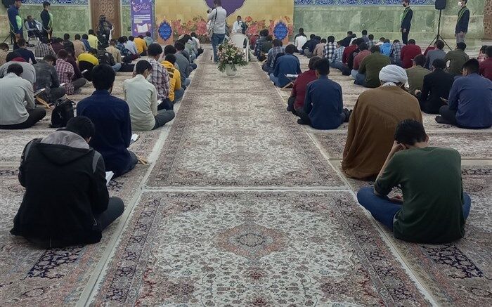 حضور دانش‌آموزان دبیرستان شهید فهمیده قم در آیین ترتیل‌خوانی