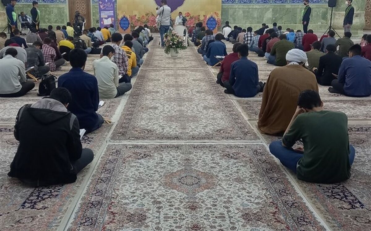 حضور دانش‌آموزان دبیرستان شهید فهمیده قم در آیین ترتیل‌خوانی