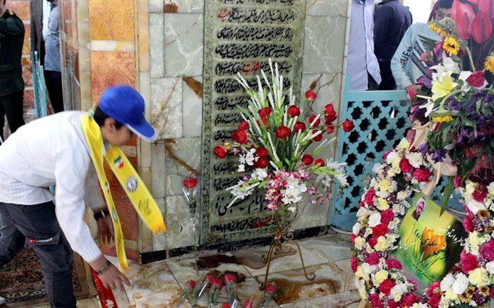 گلباران مزار شهید مطهری با حضور دانش‌آموزان پیشتاز در قم